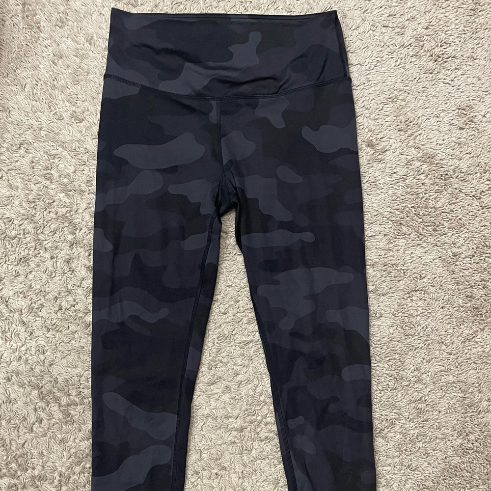 Excellent condition black Camo medium Glyder leggings
Purchased from Pure Barre